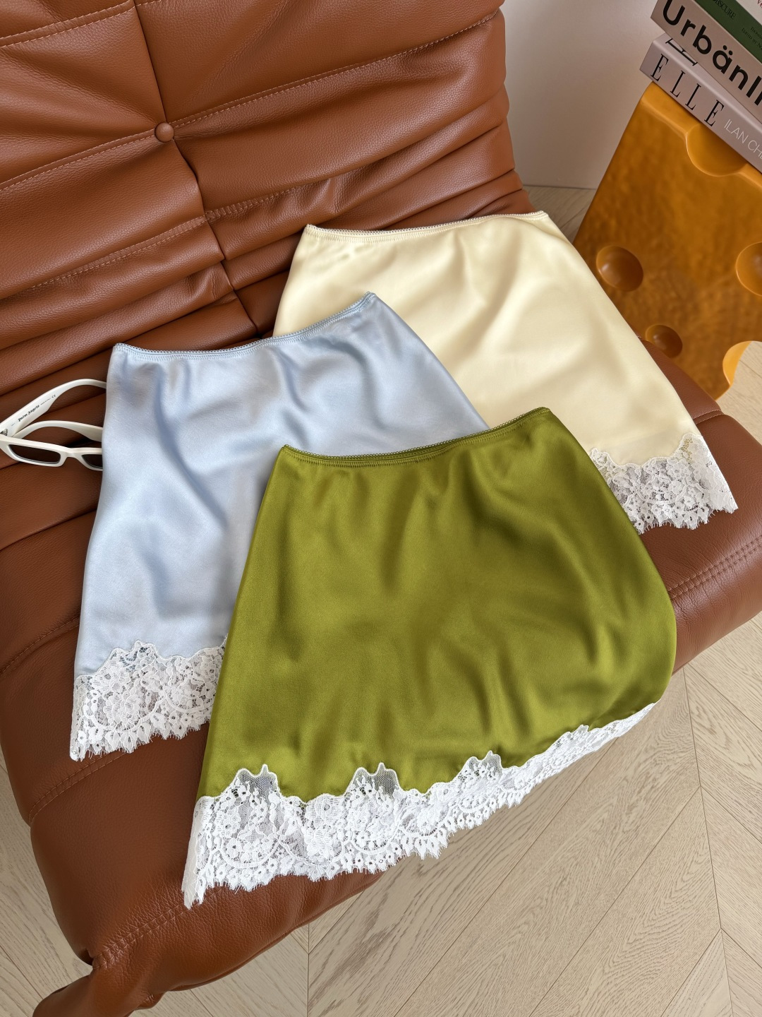 奚梦瑶同款 夏日小惬意 26新品 下摆蕾丝拼接缎面醋酸半裙 缤纷色系 点亮你的穿搭 尽显温柔和精致感 提