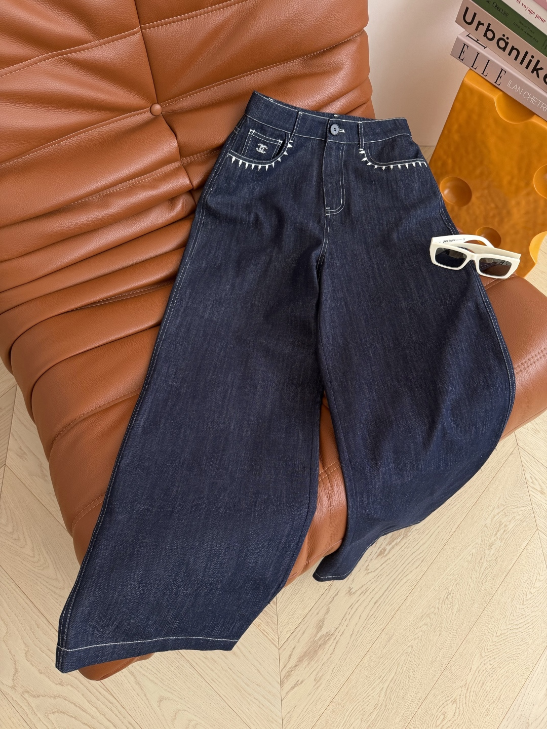 NO:885877,Versatile style for everyone, 26ss Vintage style ~ Jeans with contrasting embroidered edges. A pair of jeans with a sense of detail. The pockets are edged with contrasting embroidered threads and the double C pattern is embroidered on it. The style is a straight cut that is not attractive at all. Plus the original color denim, it is a basic style that can be matched with every day. A wardrobe must-have. Three sizes in one color, Chanel-clothing, chanel, jeans,19860909人手百搭款 26ss Vintage风格～撞色绣花镶边牛仔裤 很有细节感的一条牛仔裤 口袋边撞色绣花线镶边 上面刺绣双C图案 版型是完全不挑人的直筒剪裁 再加上原色牛仔 是日常百搭的基础款 衣柜必备款 一色三码,香奈儿-服装,chanel,jeans,,Women's clothing