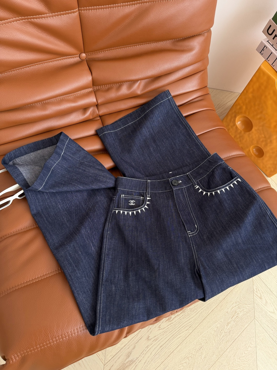 人手百搭款 26ss Vintage风格～撞色绣花镶边牛仔裤 很有细节感的一条牛仔裤 口袋边撞色绣花线镶