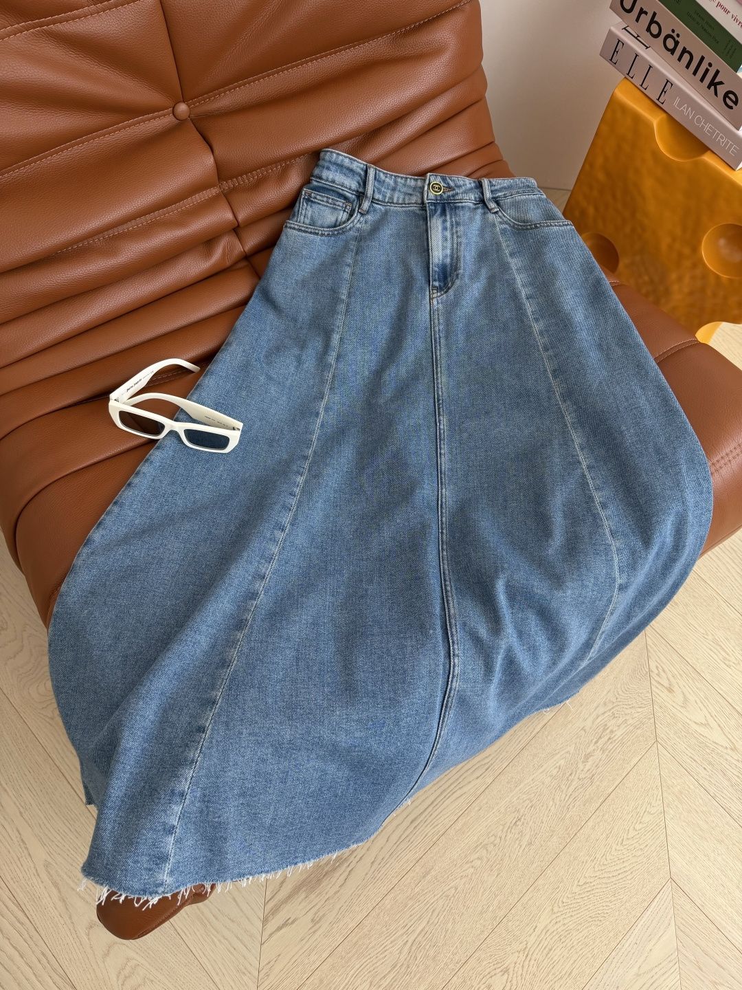 NO:885867,Versatile denim long skirt 26ss denim skirt with three-dimensional double Cs on the back. Raw edge design. Casual and lazy. It maximizes the strengths and avoids the weaknesses of the figure. Especially hides the flesh and makes you look taller. High-waisted A-line tailoring. The whole skirt shape is very good. Three-dimensional and stylish. The three-dimensional double Cs on the back are so beautiful. Five sizes in one color, Chanel-clothing, chanel, skirts,19860909百搭款牛仔长裙 26ss 后背立体双C装饰牛仔半裙 毛边设计 随意慵懒 对身材扬长避短 特别藏肉又显高 高腰A字剪裁 整个裙型很好 立体有型 后背立体双C太好看了啦 一色五码,香奈儿-服装,chanel,skirts,,Women's clothing