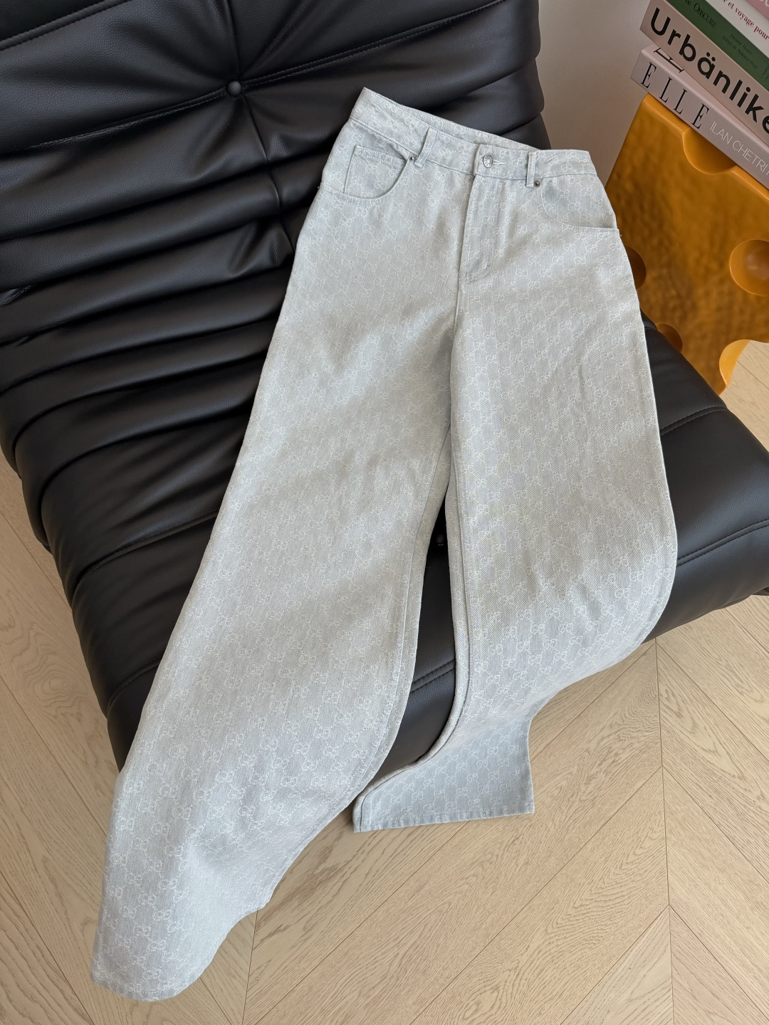 NO:885859,Presbyopia series 26ss Presbyopia jacquard straight-leg jeans are practical and versatile. They are casual and stylish for daily use. They can be paired with T-shirts or shirts. Presbyopia is really attractive and durable. Straight-cut version can be worn with any leg shape to create a sense of long-leg proportions. Three sizes in one color, Gucci-clothing, gucci, jeans, shirts, tees, t-shirt,19860909老花系列 26ss 老花提花直筒牛仔裤 实穿百搭 日常搭配随意有型 搭配T恤或者衬衫都OK 老花真的很耐看 经久耐穿 直筒剪裁版型 不管什么腿型都可以穿出长腿比例感 一色三码,古驰-服装,gucci,jeans,shirts,tees，t-shirt,,Women's clothing
