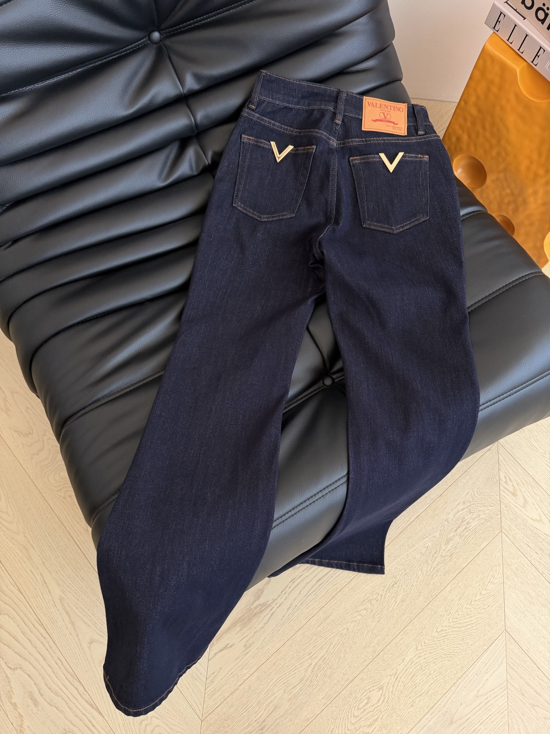 26秋冬新款🆕🆕后背口袋双V金属微喇牛仔裤 人手必备的好裤子 微喇的版型真的巨好穿 无疑就是显瘦显高的神仙裤子 拉长双腿