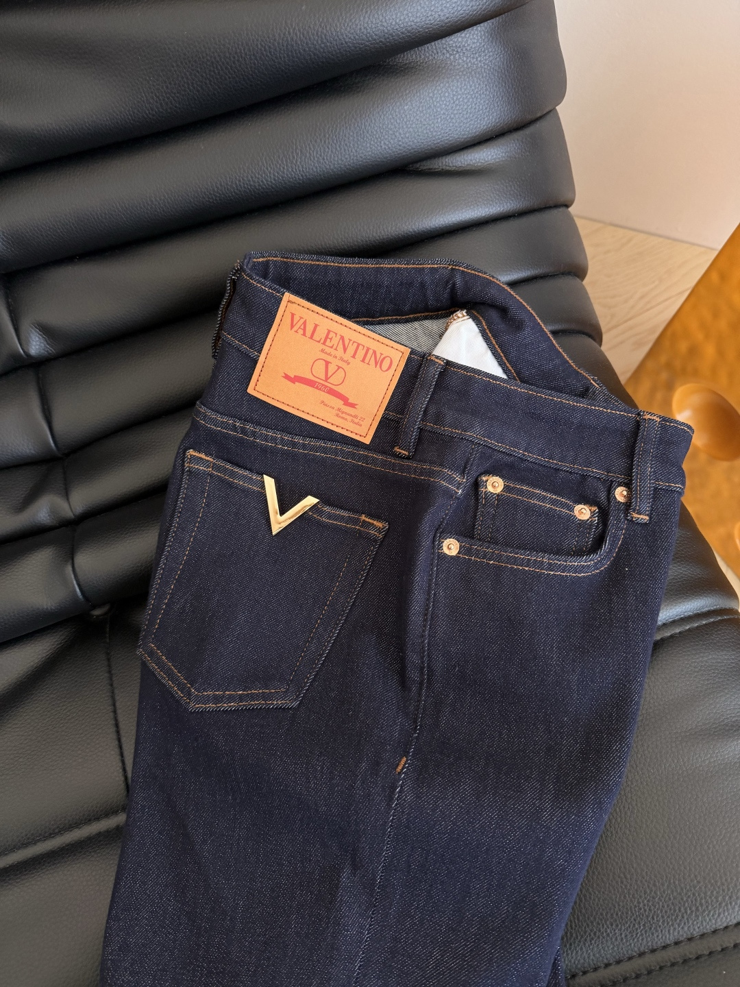 26秋冬新款🆕🆕后背口袋双V金属微喇牛仔裤 人手必备的好裤子 微喇的版型真的巨好穿 无疑就是显瘦显高的神仙裤子 拉长双腿