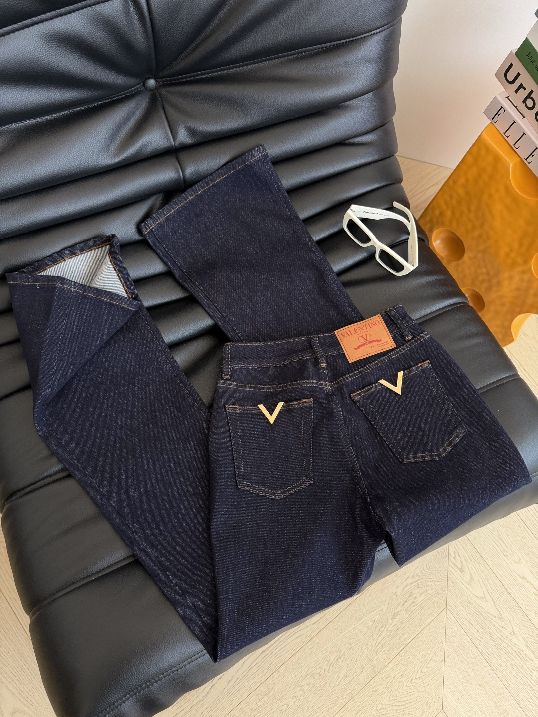 26秋冬新款🆕🆕后背口袋双V金属微喇牛仔裤 人手必备的好裤子 微喇的版型真的巨好穿 无疑就是显瘦显高的神仙裤子 拉长双腿