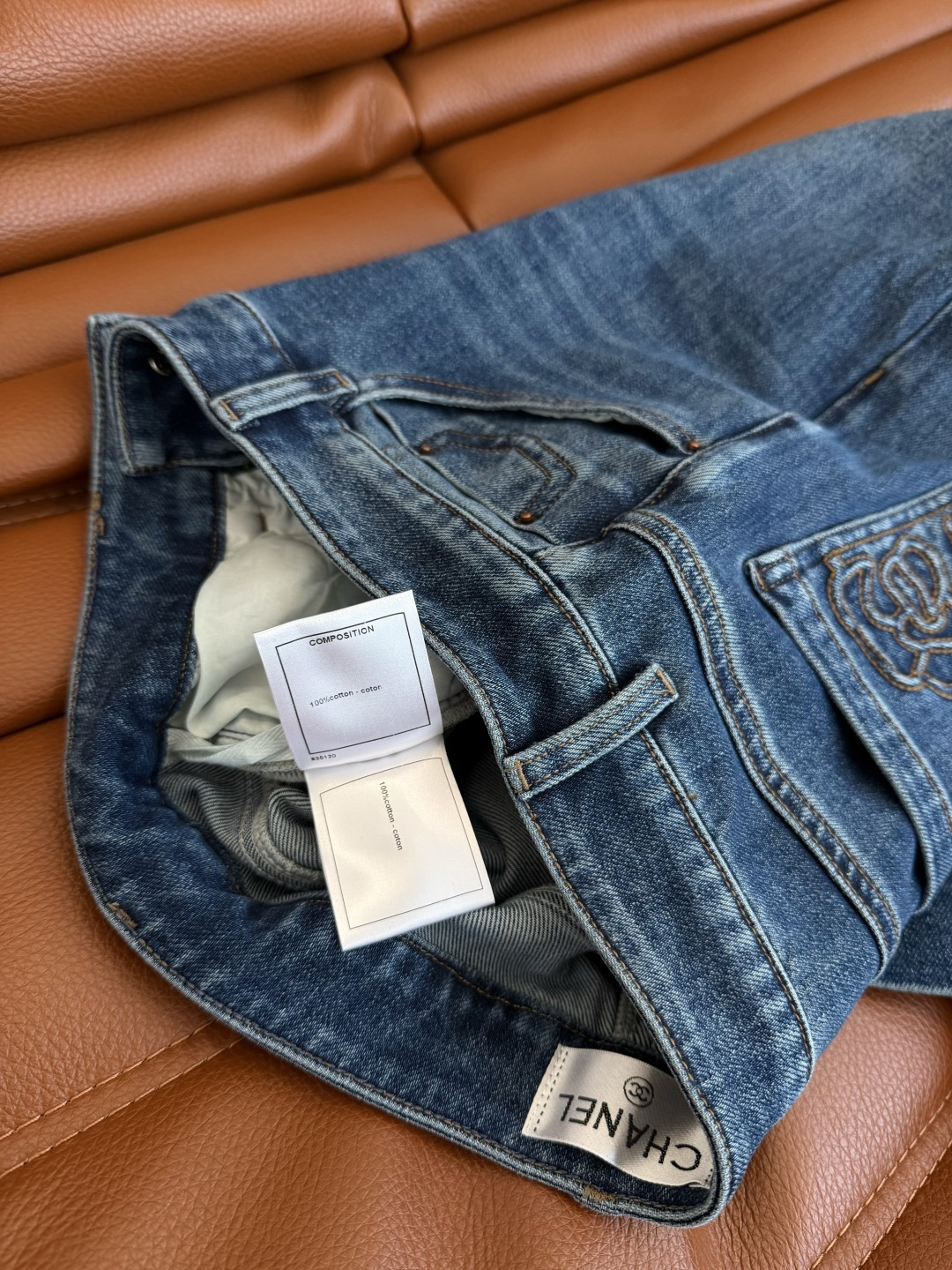 爆美山茶花～26早秋系列 长腿神级微喇牛仔裤 立体绣花线勾勒山茶花图案 微喇的版型 上身巨显瘦 拉长双腿比例感 复古的牛