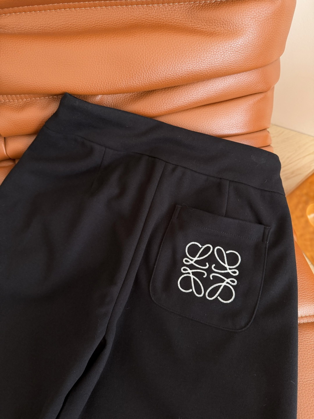 26秋冬新款🆕🆕方形logo刺绣装饰休闲裤 重磅定制的天丝羊毛混纺面料 手感超级软糯 贴身舒服 宽腰系带设计 自带休闲和