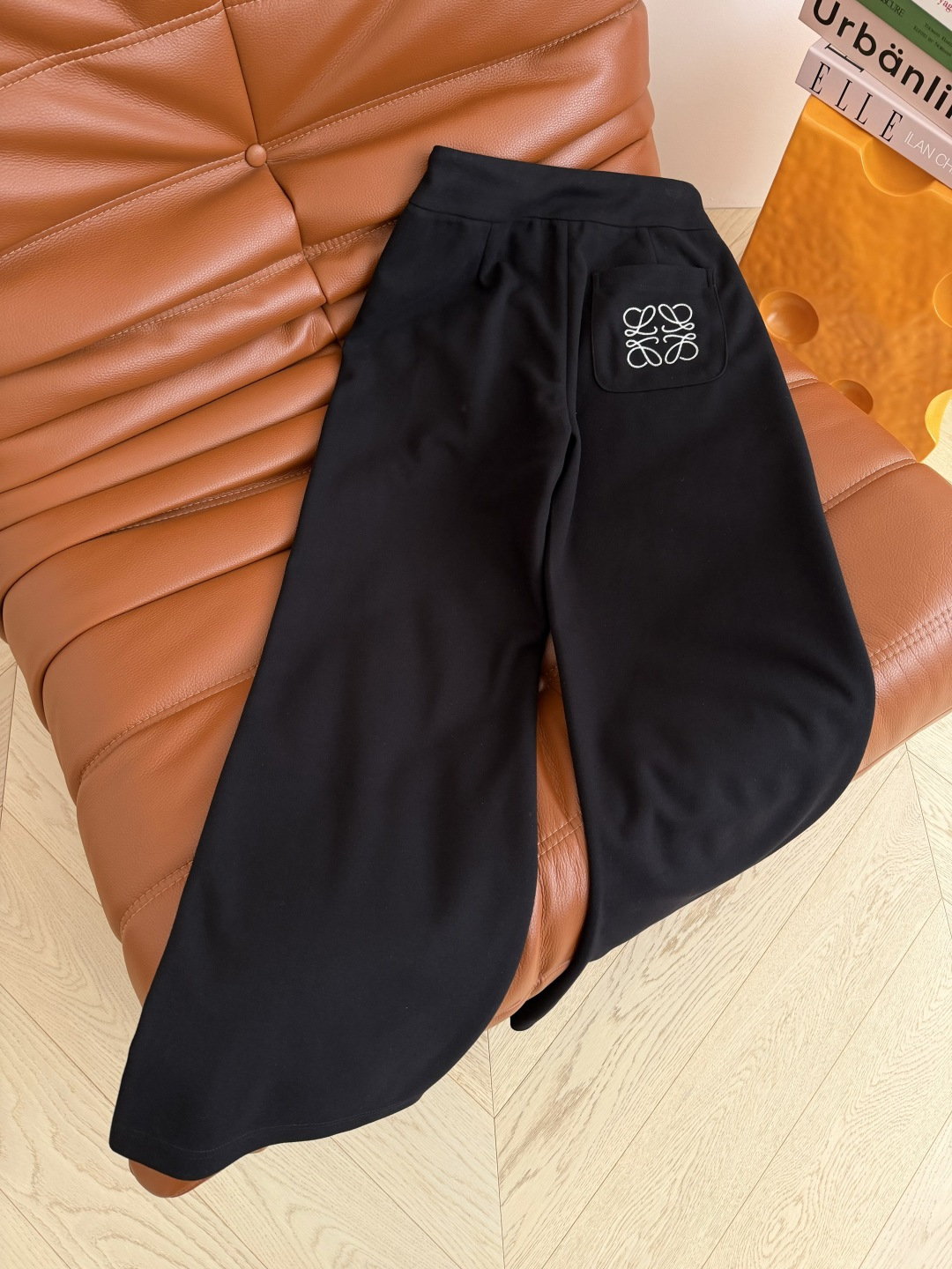 26秋冬新款🆕🆕方形logo刺绣装饰休闲裤 重磅定制的天丝羊毛混纺面料 手感超级软糯 贴身舒服 宽腰系带设计 自带休闲和