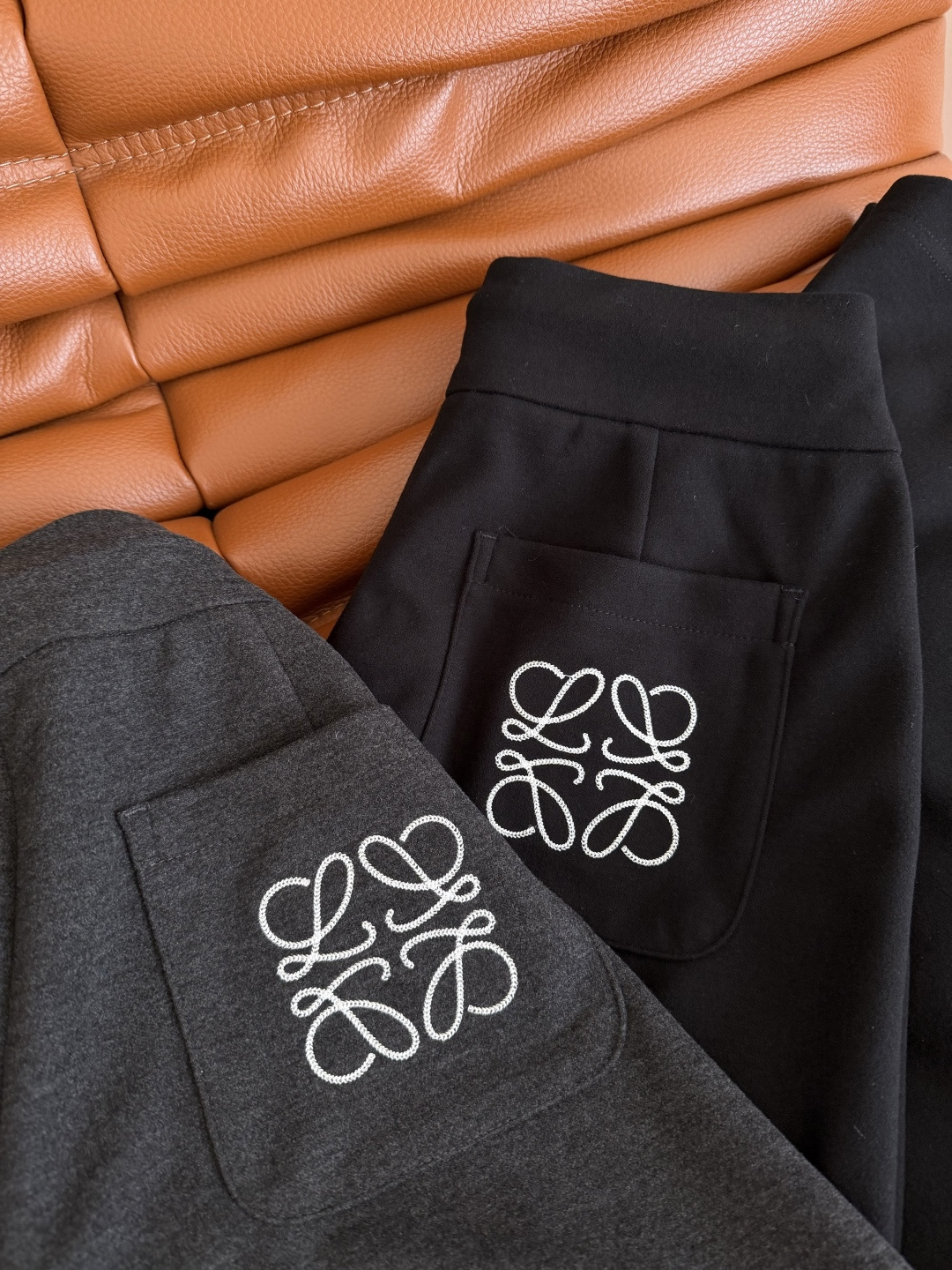 26秋冬新款🆕🆕方形logo刺绣装饰休闲裤 重磅定制的天丝羊毛混纺面料 手感超级软糯 贴身舒服 宽腰系带设计 自带休闲和