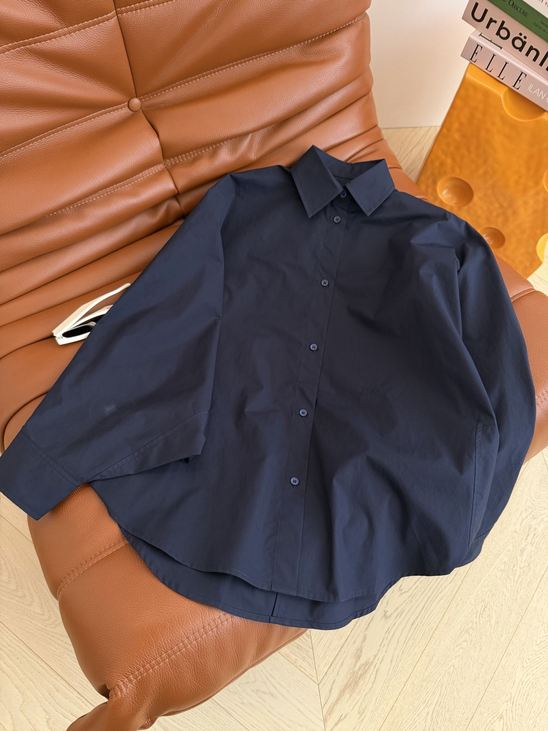 松弛感和造型感兼备 26早秋新款 蝙蝠袖设计衬衫 超赞的设计感 蝙蝠袖设计 重工剪裁 上身超有型 遮肉显瘦 下摆刺绣经典