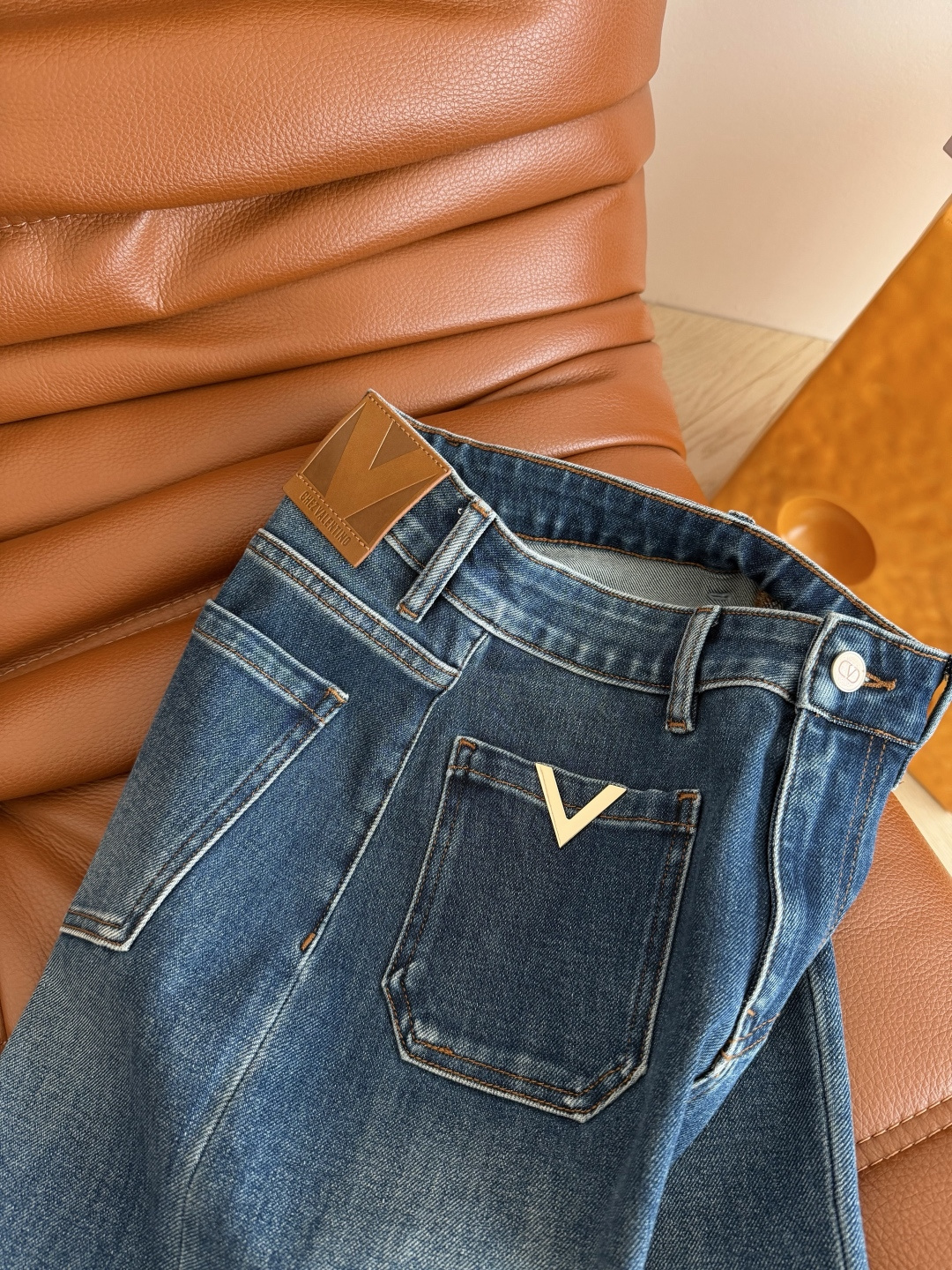 26秋冬🆕🆕前口袋双V金属镶嵌装饰牛仔裤 日常推荐款 搭配氛围感神器 小直筒的版型 不管什么腿形都可以穿 修饰双腿显直显