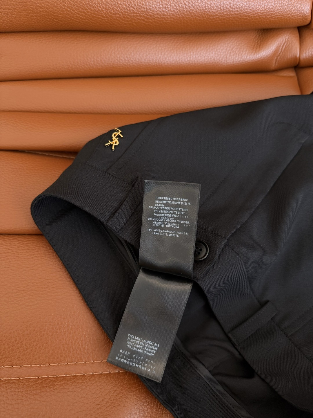 人手必备款 26早秋新品 字母logo小金属装饰短裤 想要穿出长腿效果就是这一条了 上身超显高的短裤 侧边明线设计 将视