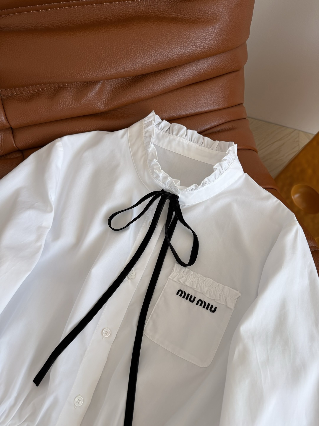 精致优雅 26早秋新款 丝绒系带设计短款衬衫 中世纪复古设计感衬衫 采用木耳花边拼接设计 领口丝绒系带蝴蝶结超级好看 口