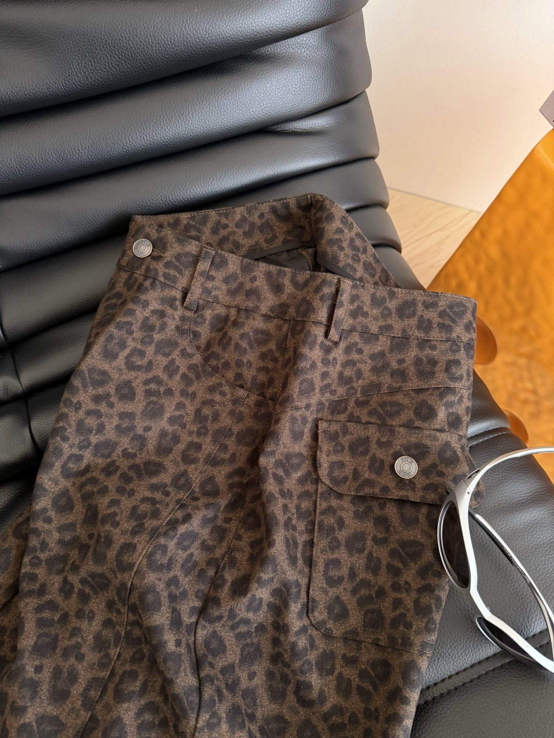 时髦在线 26早秋 row风时髦造型感豹纹裤子 带有牛仔质感的面料 阔腿裤型十分遮肉 上身垂坠挺阔有型 今年超级火的豹纹