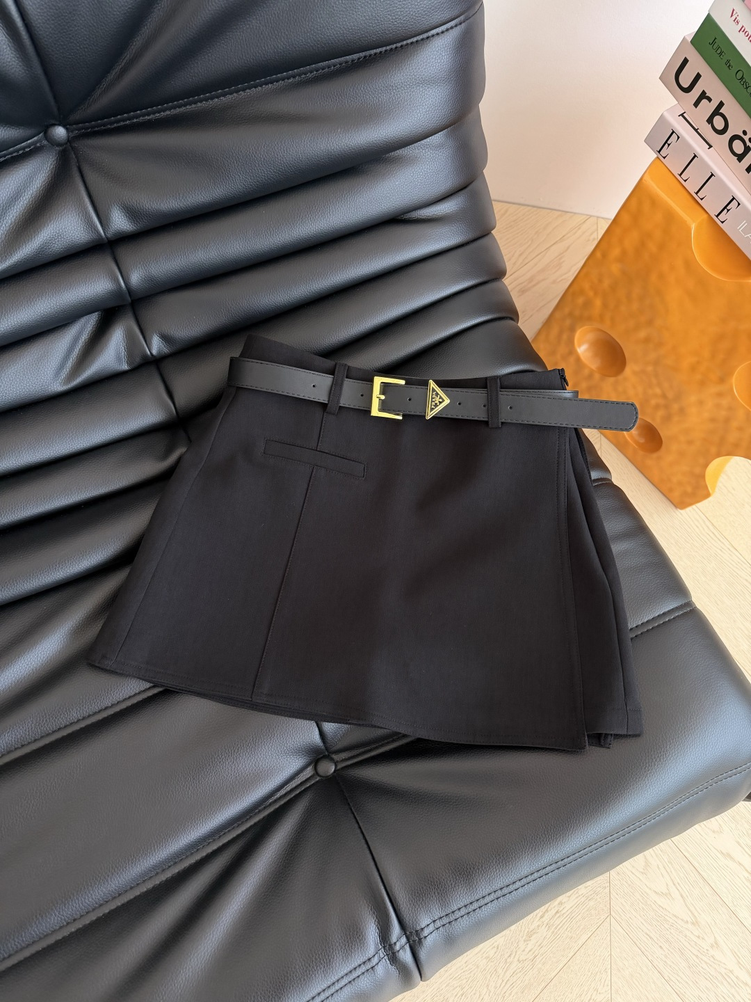 秋冬百搭款 26新品 三角标腰带装饰开叉半裙 衣橱里必备的百搭款 深灰色和黑色都是可以随意搭配不会出错的颜色 自带高级感