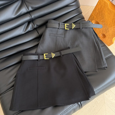 秋冬百搭款 26新品 三角标腰带装饰开叉半裙 衣橱里必备的百搭款 深灰色和黑色都是可以随意搭配不会出错的颜色 自带高级感 秋冬百搭款 26新品 三角标腰带装饰开叉半裙 衣橱里必备的百搭款 深灰色和黑色都是可以随意搭配不会出错的颜色 自带高级感