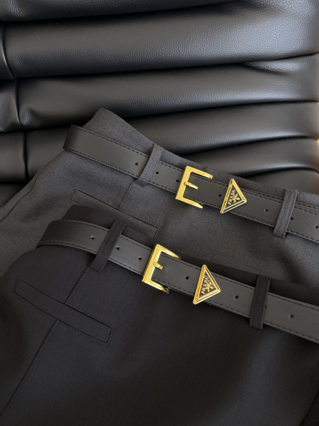 秋冬百搭款 26新品 三角标腰带装饰开叉半裙 衣橱里必备的百搭款 深灰色和黑色都是可以随意搭配不会出错的颜色 自带高级感