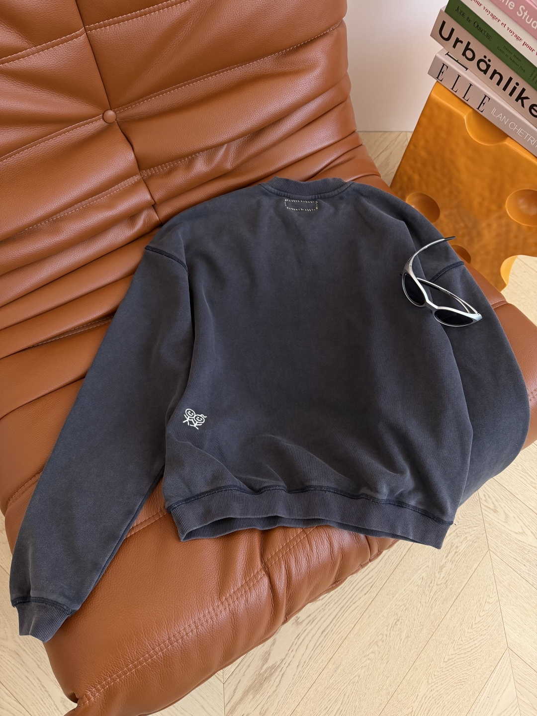 26早秋 火柴人藏蓝色圆领卫衣 洗水做旧效果藏蓝色好看又显肤色白 上身太治愈了 宽松版型 随性不紧绷 可塑性很强 街头松