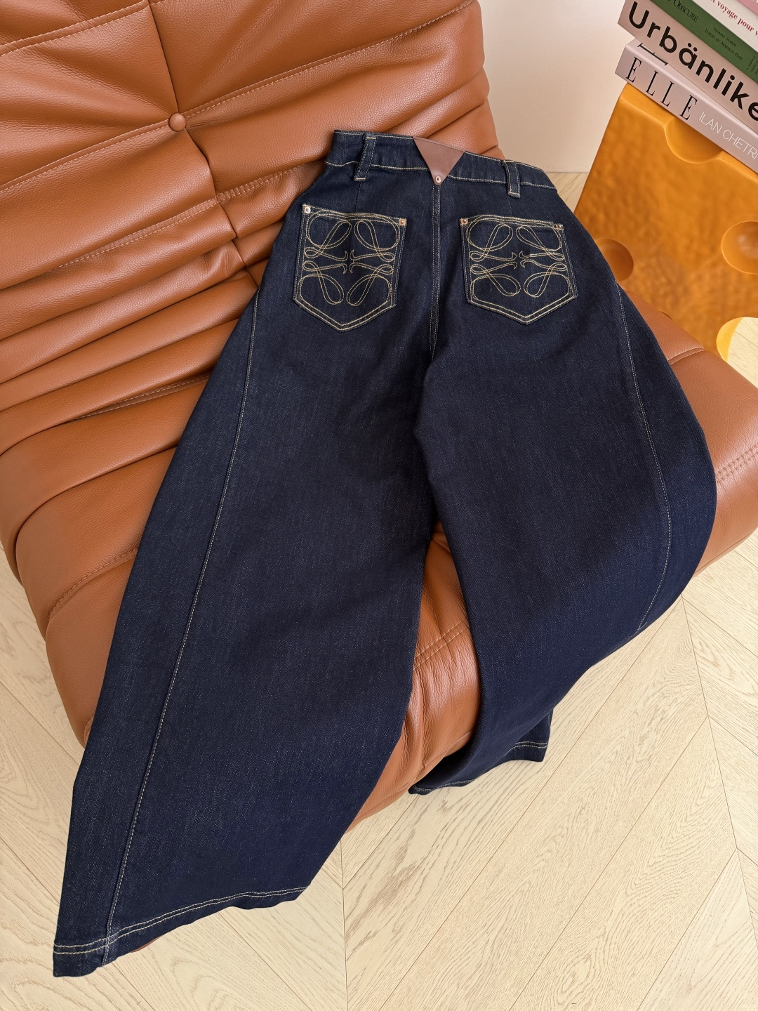 日常穿搭推荐 26早秋新品 后口袋方形logo刺绣牛仔裤 人手必备 微弯刀剪裁裤型藏肉又有型 搭配T恤或者外套通通没问题