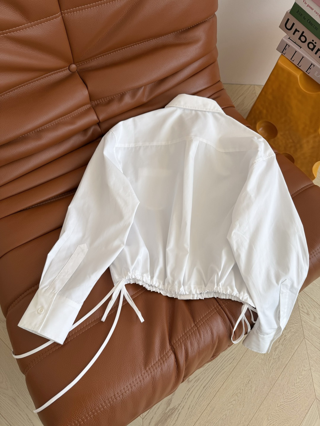 简约时髦的早秋穿搭 26FW 袖章装饰白色衬衫 非常百搭 袖子上徽章设计 时髦吸睛 阔型短款剪裁 下摆是系带收边 版型很