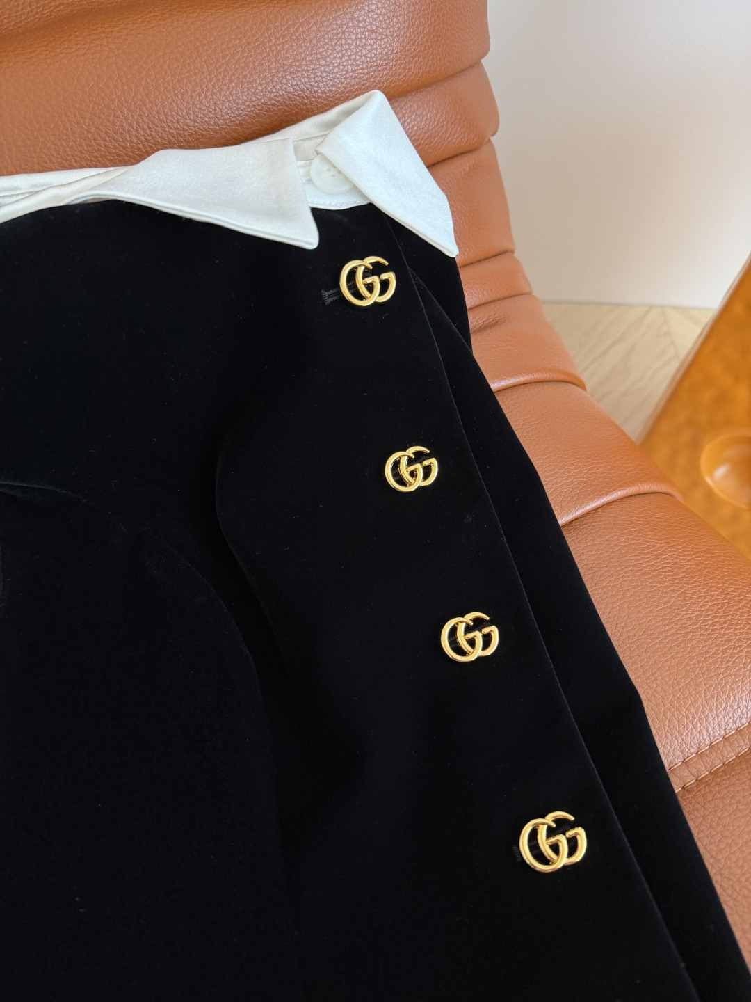 黑金丝绒系列 双G金扣装饰丝绒马甲 一整个高级感即视感 优雅又精致 撞色白色翻领设计 版型是立体修身收腰剪裁 下摆小开叉