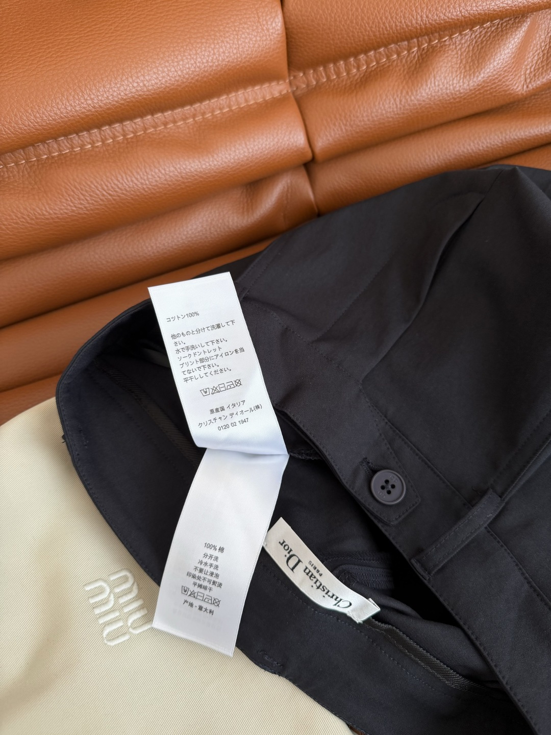 秋冬超好搭配的颜色 26新款 小字母刺绣装饰西裤 日常休闲款 带有一点工装风造型感 裤型是带点微灯笼阔腿的剪裁 版型超好