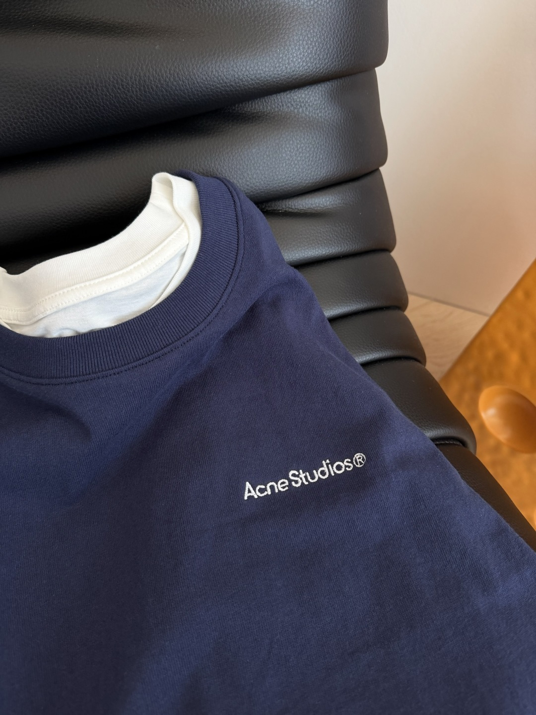 李昀锐 刘宇同款 小字母刺绣叠穿假两件设计T恤 真两件做法 里面是白色T恤 外面是藏蓝色 配色太好看了 很有质感 宽松版