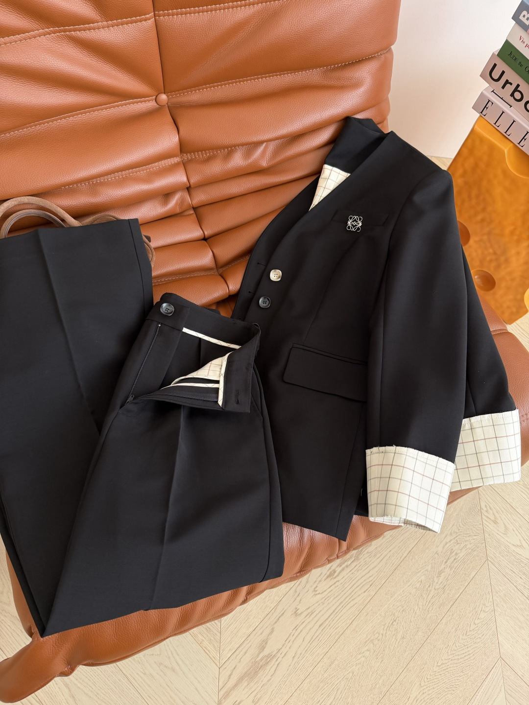 休闲和通勤兼备 26FW 方形胸针装饰V领西服套装 比较休闲不会太正式的一套搭配 廓形感无领西装 袖口格纹撞色翻边设计 