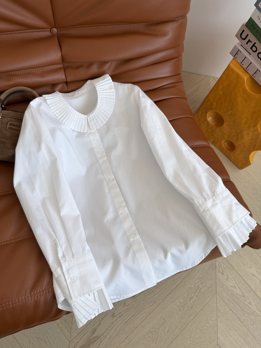 26秋冬🧡小狮子扣装饰白衬衫 压褶翻领设计+风琴百褶袖口 简约又特别百搭白衬衫 简约高颜值 上身敲好看 胸前双C图案刺绣