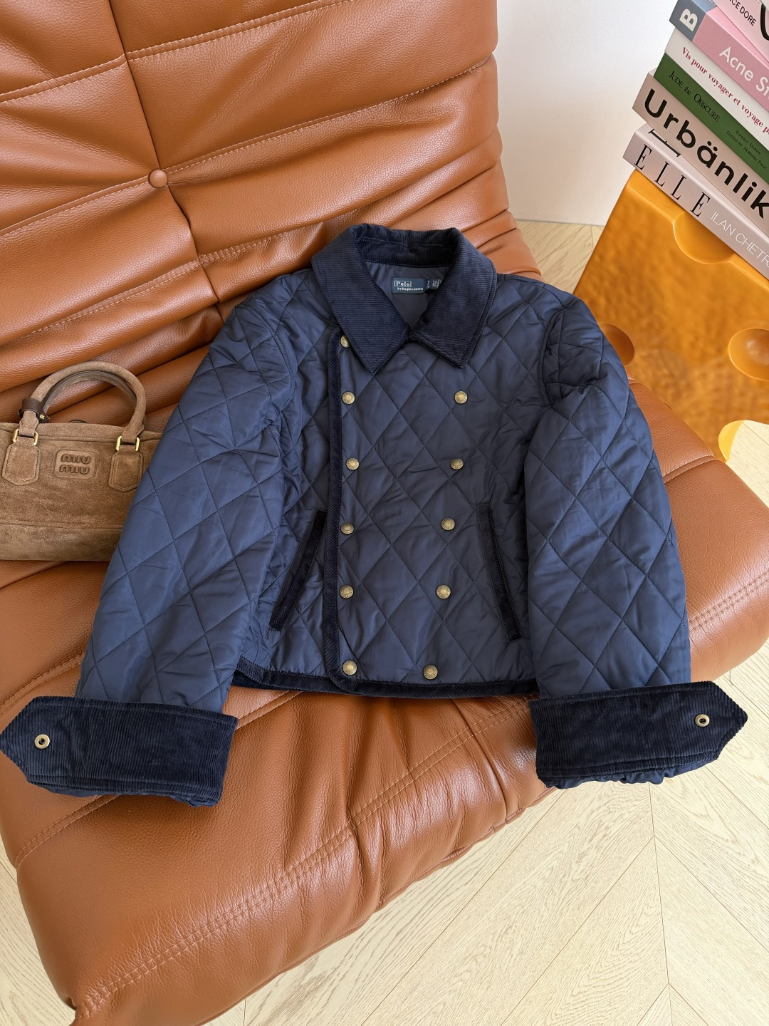 年度必备款 26 新款 灯芯绒领子拼接菱格棉服外套 上身第一感觉就是太显瘦啦 短款版型对梨形身材超友好 小个子也放心入 