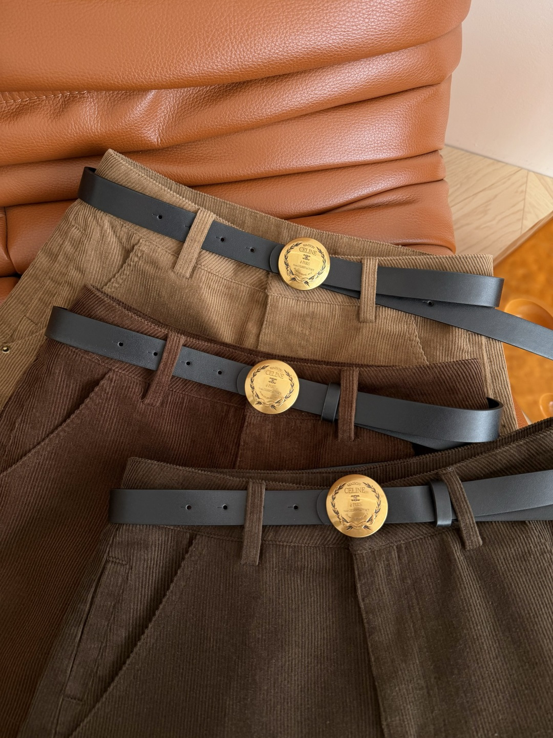 秋冬必入百搭单品 26 FW 复古灯芯绒短裤 凯旋门麦穗图案圆形皮带装饰 自带复古的时髦气息 灯芯绒系列秋冬真的自带氛围