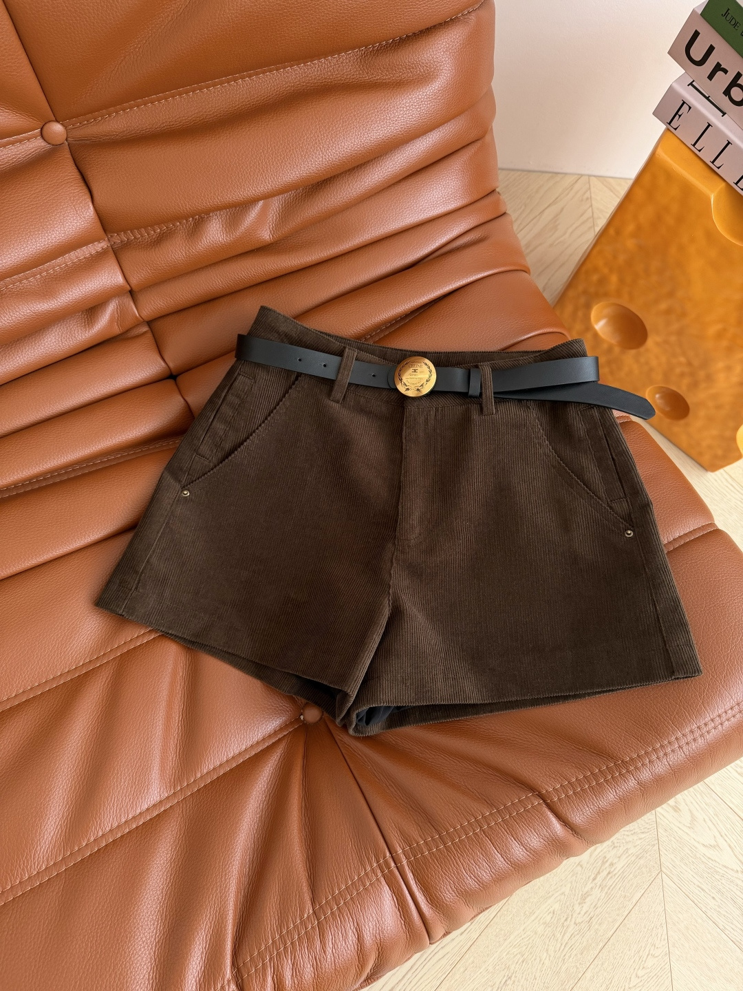 秋冬必入百搭单品 26 FW 复古灯芯绒短裤 凯旋门麦穗图案圆形皮带装饰 自带复古的时髦气息 灯芯绒系列秋冬真的自带氛围