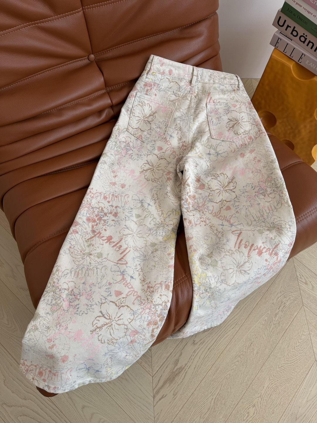 26秋冬 山茶花提花工艺牛仔裤 藏着温柔与浪漫 满身提花山茶花工艺 很有辨识度 时髦感在线 版型是阔腿直筒的剪裁 不管是