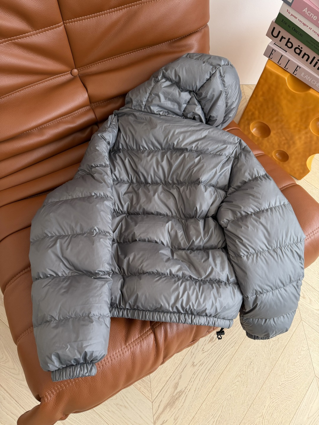 过冬必备 26FW 经典徽标装饰羽绒服外套 经典连帽设计 银灰色很特别 内里搭配了克莱因蓝 这个配色超级好看 高级感在线