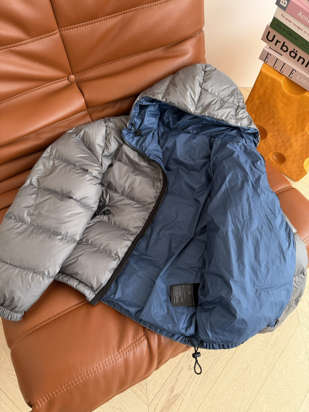 过冬必备 26FW 经典徽标装饰羽绒服外套 经典连帽设计 银灰色很特别 内里搭配了克莱因蓝 这个配色超级好看 高级感在线