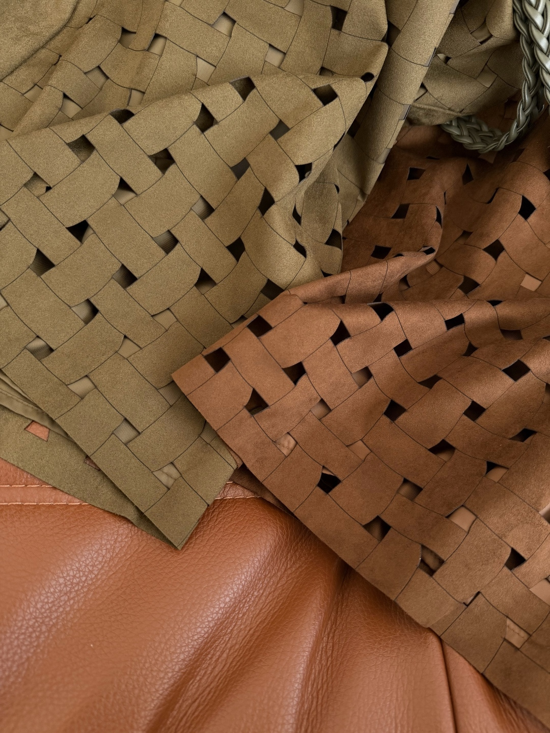 秋冬最佳搭配👑镂空编织纹理麂皮绒半裙 意式老钱贵气的调调 绝对是这个秋冬最百搭又最出色的半裙 重工定制的镂空编织纹理面料