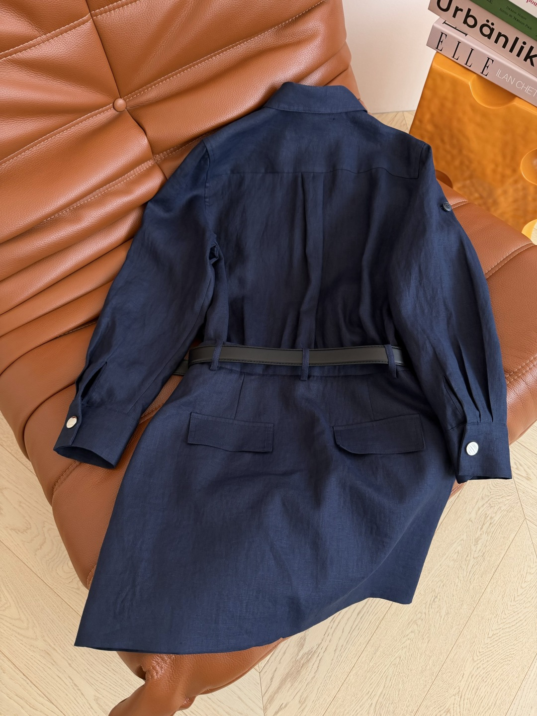 高级感在线 26FW 藏蓝色工装风亚麻连衣裙 搭配了皮带 有种假两件设计 行走的气质感 采用藏蓝色亚麻面料 很重磅 拿在
