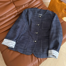 26秋冬 Vintage小复古~双C金属扣装饰亚麻牛仔外套 重磅面料 是亚麻材质的牛仔质感面料 一整个高级质感在线 复古 26秋冬 Vintage小复古~双C金属扣装饰亚麻牛仔外套 重磅面料 是亚麻材质的牛仔质感面料 一整个高级质感在线 复古