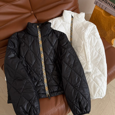超高颜值的棉服外套 26新款 经典格纹防风拉链设计棉服外套 入冬必备的一件 超级轻便的棉服 不压身又能保暖 粗菱格洐缝设 超高颜值的棉服外套 26新款 经典格纹防风拉链设计棉服外套 入冬必备的一件 超级轻便的棉服 不压身又能保暖 粗菱格洐缝设
