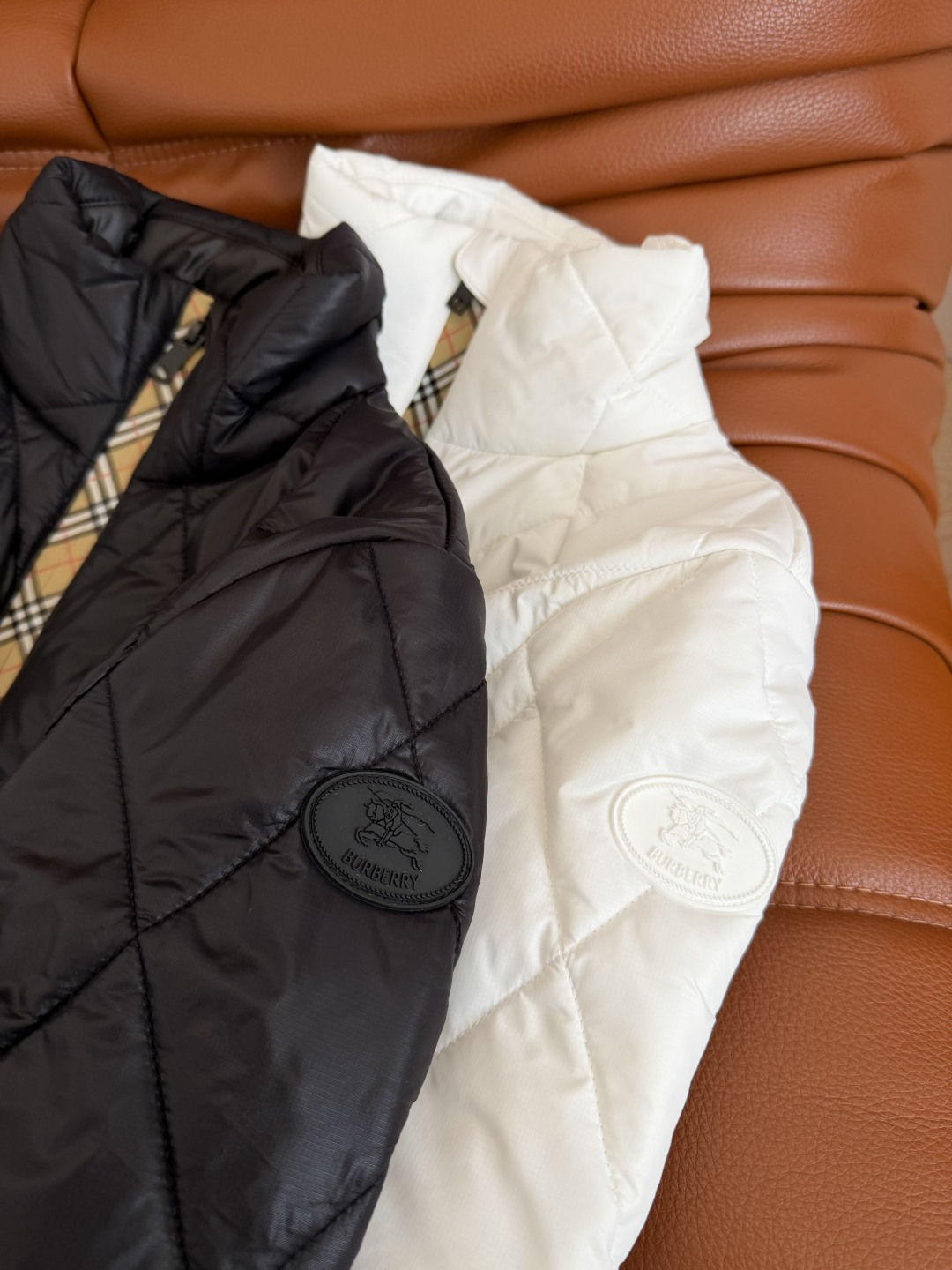 超高颜值的棉服外套 26新款 经典格纹防风拉链设计棉服外套 入冬必备的一件 超级轻便的棉服 不压身又能保暖 粗菱格洐缝设