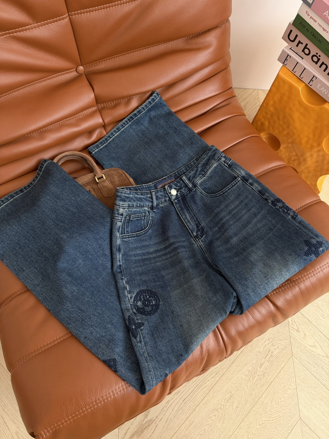 老花系列牛仔裤 26FW 刺绣老花+烫钻工艺牛仔裤 重工工艺感在线 双侧刺绣老花加上烫钻设计 时髦又吸睛 很有工艺感 阔
