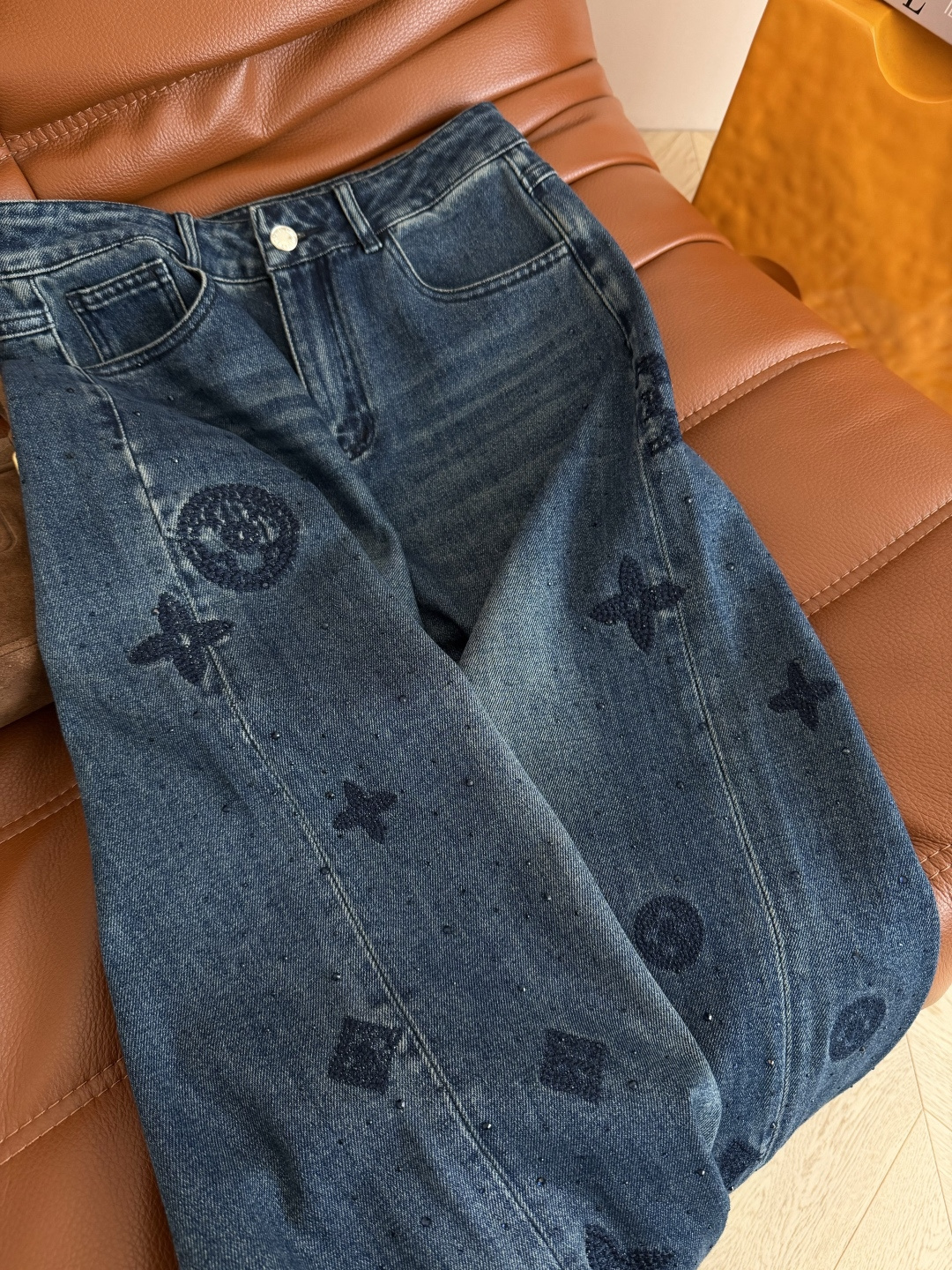 老花系列牛仔裤 26FW 刺绣老花+烫钻工艺牛仔裤 重工工艺感在线 双侧刺绣老花加上烫钻设计 时髦又吸睛 很有工艺感 阔