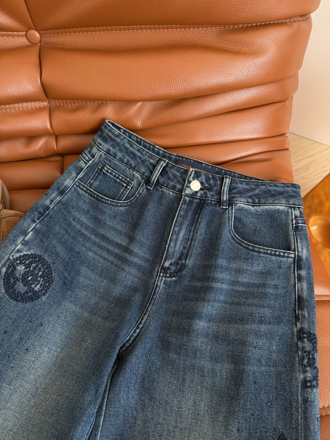 老花系列牛仔裤 26FW 刺绣老花+烫钻工艺牛仔裤 重工工艺感在线 双侧刺绣老花加上烫钻设计 时髦又吸睛 很有工艺感 阔