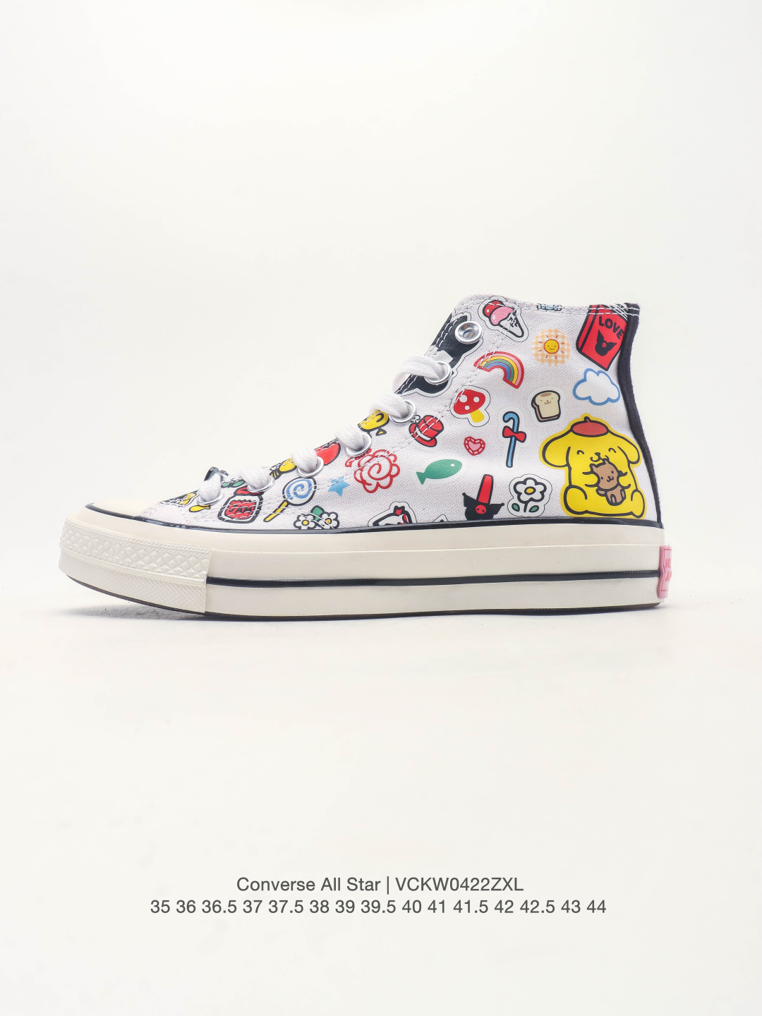 匡威新款 三丽鸥联名 4色齐 出货 CONVERSE 携手Hello kitty and friends, 从挚友间的玩乐日常中汲取灵感,将经典萌友形象融入鞋款与服饰 设计,推出全新联名三丽欧系列.以精彩纷㕵的创意表达,致意友谊高光时刻. 白色帆布面料,配有HELLO KITTY AND FRIENDS 人物满印设计. 70S 三丽鸥印刷白 货号:A17696C (鞋带搭配2枚定制鞋花) 配码35 41(36.5 37.5 39.5)