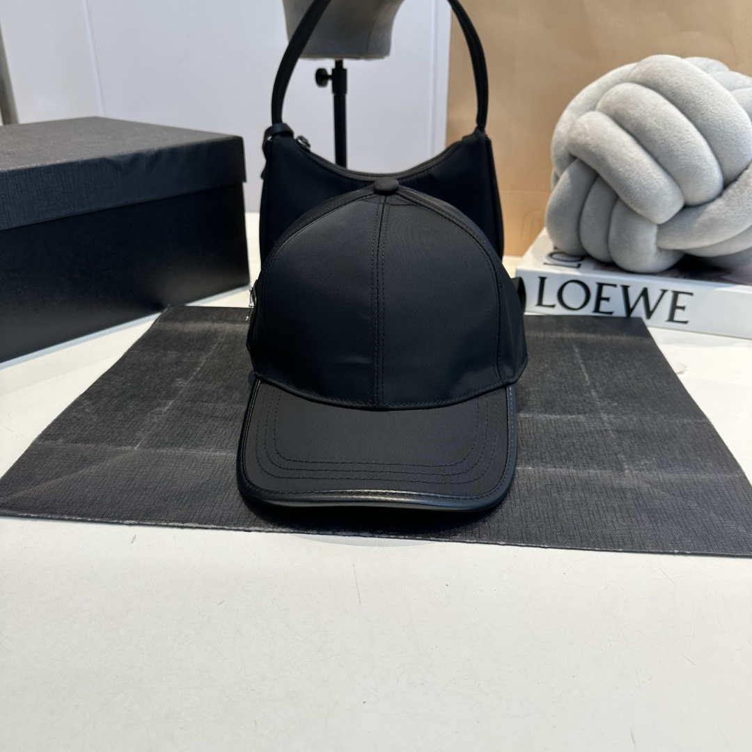 NO:809134,Prada PRADA official website synchronized nylon soft-top baseball cap is very soft and skin-friendly, has texture and is very versatile ~ unisex, can be worn by any head size. Really recommend, hats, scarves, socks, prada, prada, socks, hats19860909普拉达PRADA官网同步尼龙软顶棒球帽非常柔软亲肤,有质感又非常百搭的款式~男女通用,任何头围都可以佩戴.真心推荐,帽子.围巾.袜子,prada,prada,socks,hats,accessory