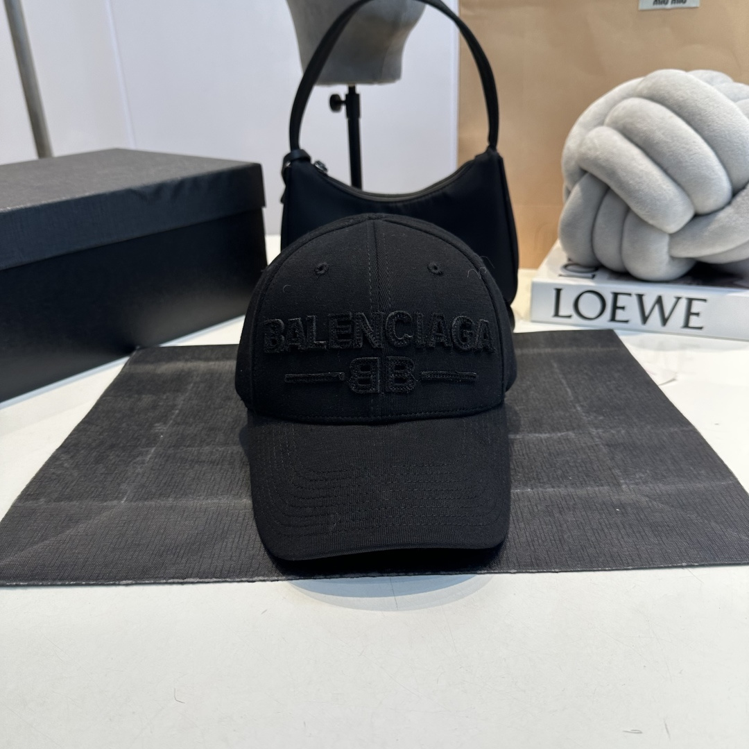 NO:809131,Balenclaga's new baseball cap is in stock and will be delivered in seconds. Simple, fashionable and super invincible and beautiful hat!  Couple style!  The advantages of the original item compared to other hats, hats, scarves, socks, balenciaga, balenciaga, socks, hats19860909Balenclaga巴黎世家新款棒球帽 现货秒发简约时尚超级无敌好看的帽子！情侣款！原单货比起其他帽子的优势,帽子.围巾.袜子,balenciaga,balenciaga,socks,hats,accessory