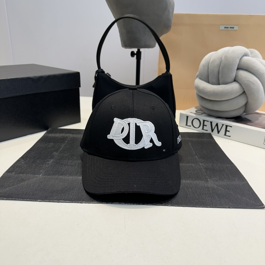 NO:809254,The Dior baseball cap is simple, stylish, elegant, low-key and luxurious. It is sun-proof, fashionable and versatile. Dear, hurry up and get it. You deserve it!  Adjustable size!  , hat. scarf. socks, dior, dior, socks, hats19860909Dior迪奥棒球帽简约大气时尚大方低调奢华 防晒,时尚两不误,百搭款 亲,赶紧入手吧你值得拥有！可调节大小！,帽子.围巾.袜子,dior,dior,socks,hats,accessory