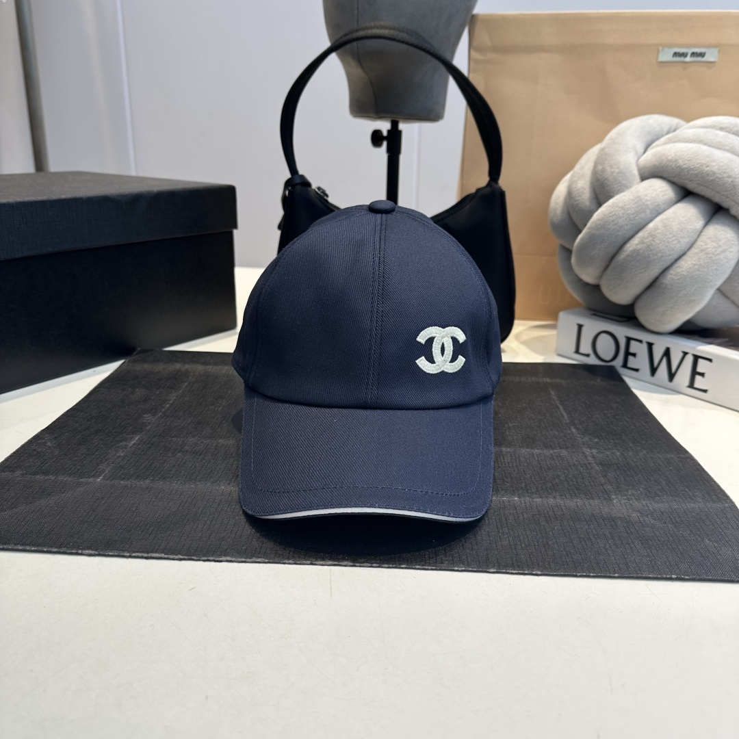 NO:809554,These Chanel baseball caps are a must-have!  The classic three colors of black, white and navy are simple and elegant. The iconic double C logo is super eye-catching and instantly enhances the fashion. Whether it is paired with casual wear or a small dress, it can easily hold the audience~, hats, scarves, socks, chanel, socks, hats19860909香奈儿这几款棒球帽必须安利！黑白藏蓝经典三色,简约大气,标志性的双C logo 超吸睛,瞬间提升时尚度.不管是搭配休闲装还是小礼服,都能轻松hold住全场~,帽子.围巾.袜子,chanel,socks,hats,accessory