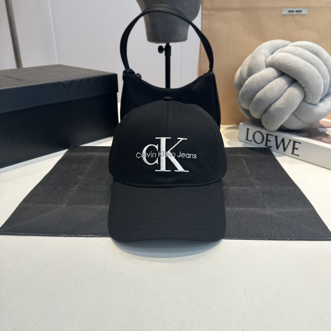 NO:810106,Original authentic ck baseball cap!  Absolutely original!  The quality and details are superb!  A rare good product!  I won’t introduce much about the brand. Needless to say, this trendy brand has actually spread its influence to all over the world. It is followed by Europe and Asia. It is a must-have for many celebrities. It is casual and versatile!  The latest model, predicted to be top-notch, lives up to expectations. It has the magic that it should have. I said that I have kept it for myself. It has three-dimensional precision embroidery. I recommend the simple and elegant one. It is very low-key, and at the same time has a western style and strong quality.  The three-dimensional embroidery makes the hat more textured. The brand is attentive. It feels delicate and smooth. It is a good thing when you pick it up. The three-dimensional embroidered letters are super exquisite and super versatile. You can buy a few more. It is a must-have. If you have bought hats from our brand, you all know its quality, so hurry up and buy it!  , hat. scarf. socks, socks, hats19860909原单正品ck棒球帽！ 绝对原单！品质细节都超好！不可多得的好货！ 关于品牌就不多介绍了 这个潮牌不用多说,其实上影响力已蔓延到世界各地,欧洲亚洲都在追随,众多明星的必备品,休闲又百搭！最新款,预测是顶流不负众望,做出了它该有的魔力本人表示已自留,立体精工刺绣,推荐款简单大气的一款,很低调,同时又洋气质量强大 立体刺绣,使得帽子更有质感,品牌的用心了,手感细腻顺滑,拿起来就是好东西,立体刺绣的字母超级精致,超级百搭的,可以多入手几个,必入款哦～买过咱家这个牌子的帽子,都知道其品质,赶紧入手吧！,帽子.围巾.袜子,socks,hats,accessory