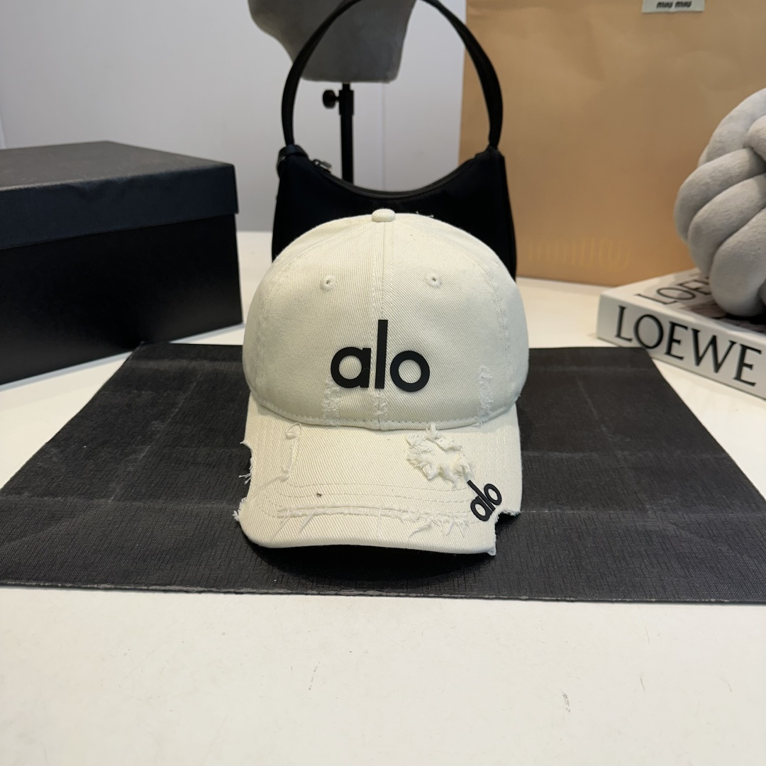 NO:809479,alo's new ripped baseball cap is full of design for everyday wear, sweet, cool, stylish and high-end. It doesn't matter who you choose, hats, scarves, socks, socks, hats.19860909alo 新款破洞棒球帽 设计感满满 日常穿搭 甜酷十足 洋气 高级 不挑人,帽子.围巾.袜子,socks,hats,accessory