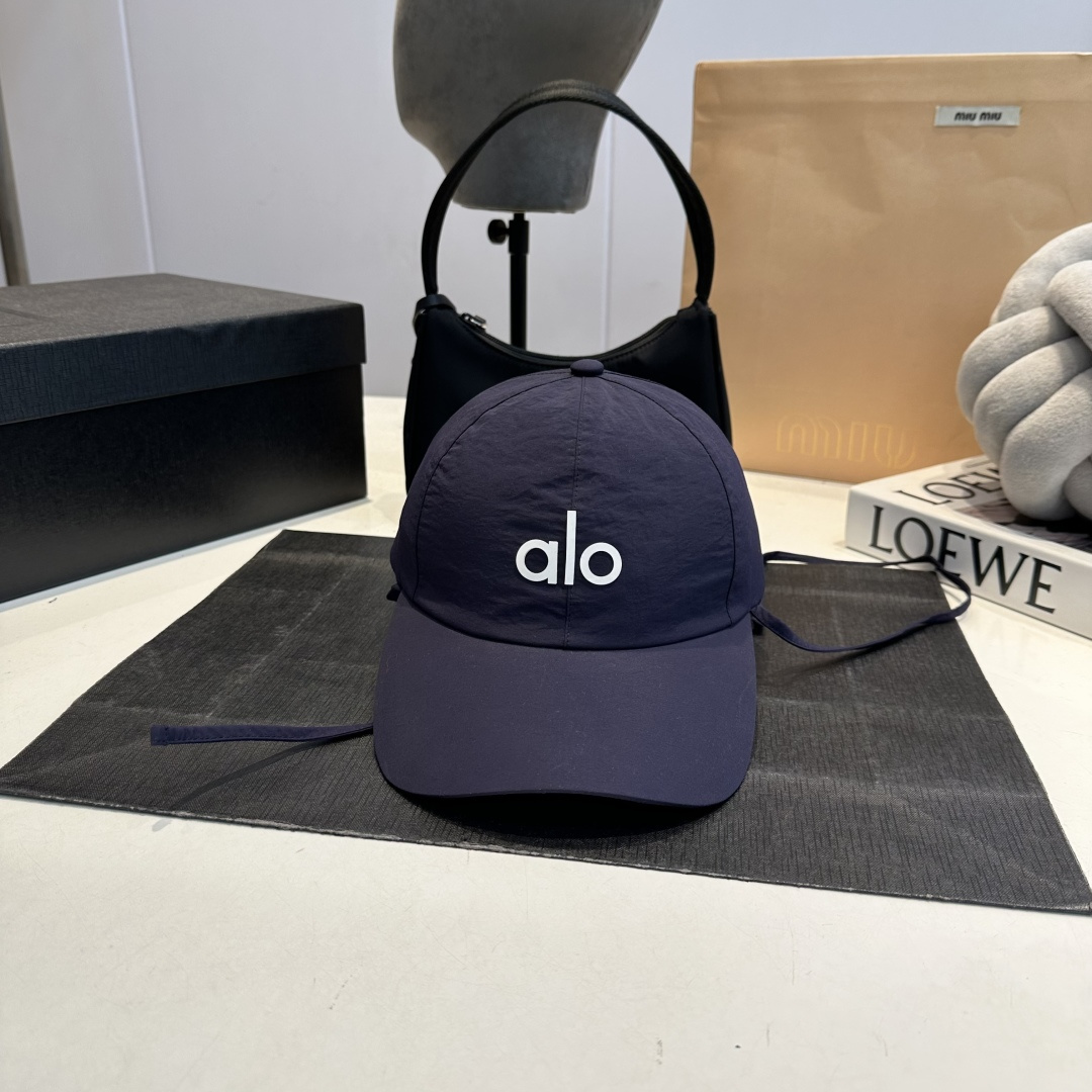 NO:809459,Today I’m going to give you a super cool alo baseball cap!  First of all, the design of the alo baseball cap is really amazing. It instantly enhances the overall look after wearing it. Whether it is paired with casual wear or sportswear, it can be easily worn, making you stand out from the crowd!  Classic and fashionable, it will complement your look. A must-have for street style, with Alo embroidered logo on the front and adjustable hat strap, suitable for various mixed looks, hats, scarves, socks, socks, hats19860909今天我要给大家种草一款超级酷炫的alo棒球帽！ 首先,alo棒球帽的设计真的是太赞了咯 戴上后瞬间提升整体造型感 无论是搭配休闲装还是运动装,都能轻松驾驭, 让你在人群中脱颖而出！ 经典又时髦,为你的造型锦上添花.街头风格的必备款,前面Alo刺绣Logo,可调节的帽带,适合各种混搭look,帽子.围巾.袜子,socks,hats,accessory